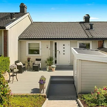 Ferienhaus 3-bedroom Terrace House With Incredible Sea Views *