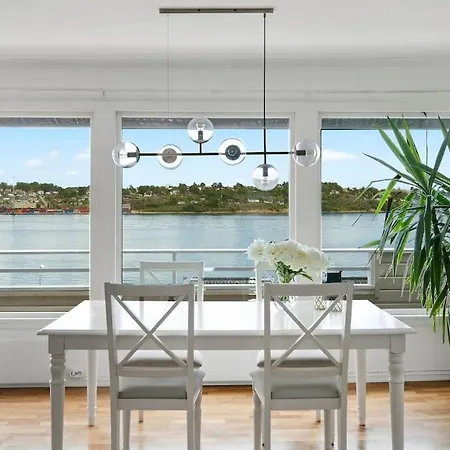 Vakantiehuis 3-bedroom Terrace House With Incredible Sea Views *