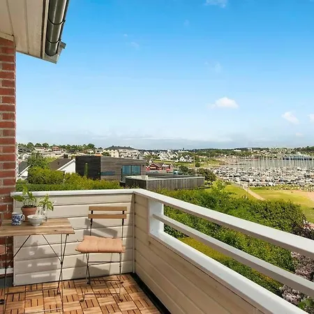 3-bedroom Terrace House With Incredible Sea Views موس